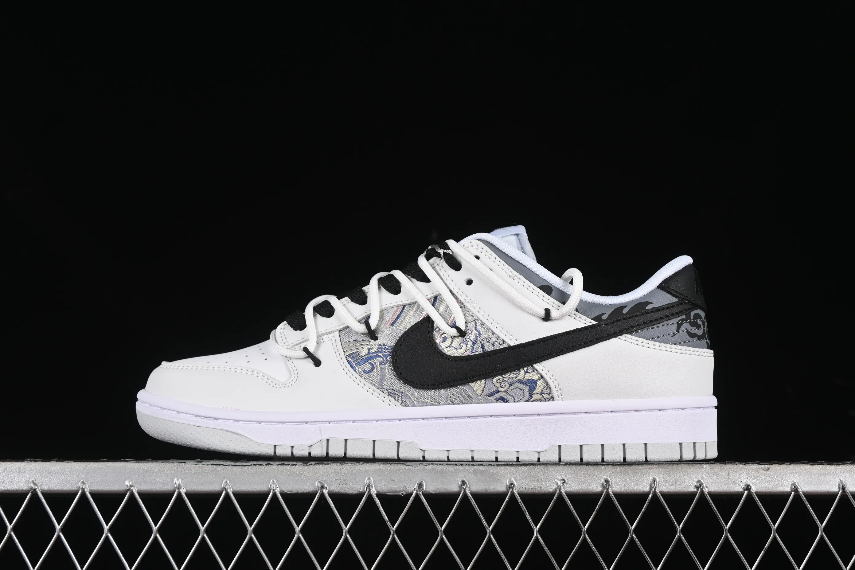 All categories Nk SB Dunk series Nk SB Dunk Low low-top sneakers Nk Dunk Low Year of the Dragon limited edition CNY Qiansi Ancient Rhyme Gift Box Silver White SB strap low-top casual sneakers DV0831-101